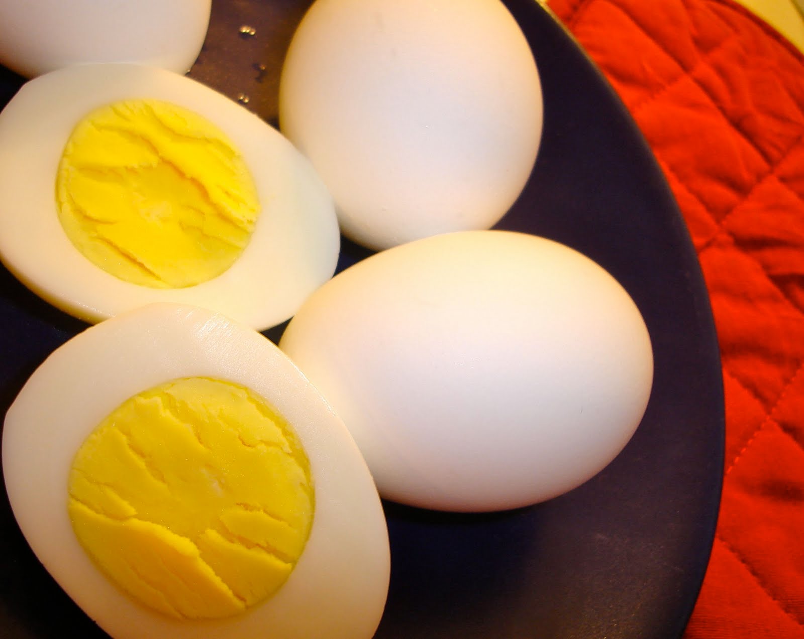 http://www.thetruecare.com/wp-content/uploads/2013/12/hard-boiled-eggs.jpg